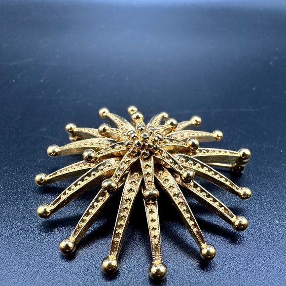 Vintage Signed MONET Gold Tone Starburst Flower Brooch Pin - Picture 7 of 10
